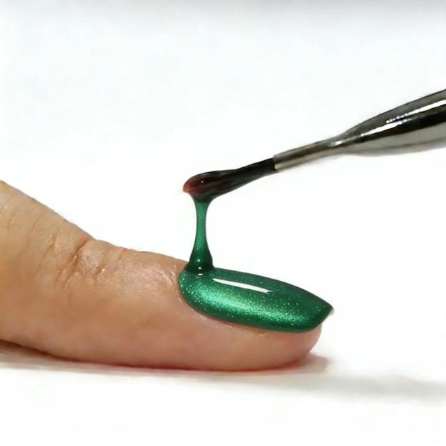 JOUS Wide Effect Green Cat Eye Gel with Natural Resin No Smudge Crack Proof Formula for Nail Art Salon Soak Off Gel Polish